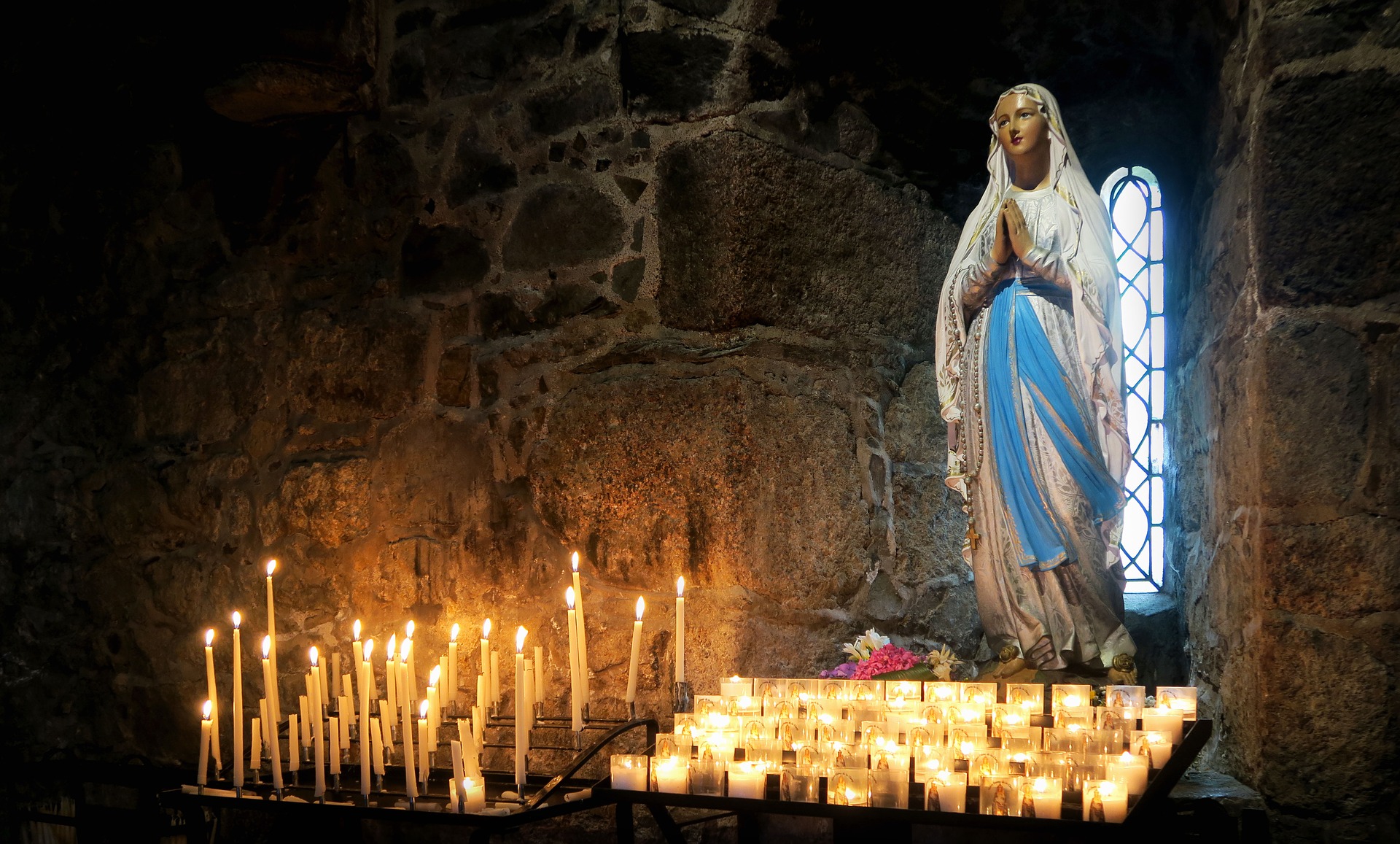 Mary mum. Свечи в храме. Католические свечи. Свечи в католической церкви. Горящие свечи в католической церкви.